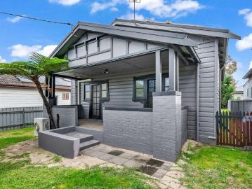 Convenient & Comfortable 3 Bedroom Home in the Heart of Mayfield West