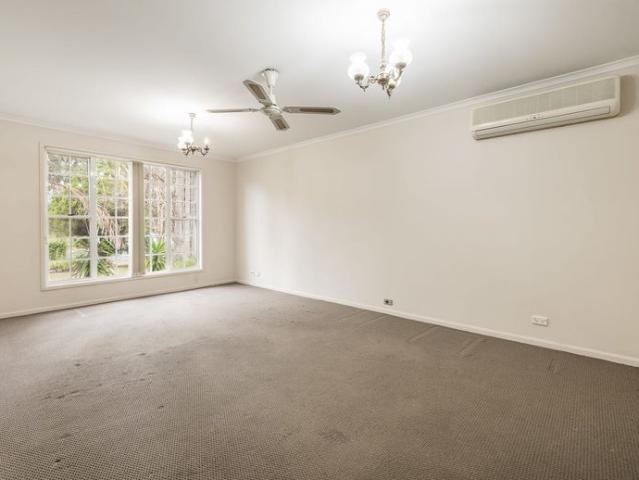 CONVENIENT FAMILY HOME IN A GREAT LOCATION 6 MONTH LEASE