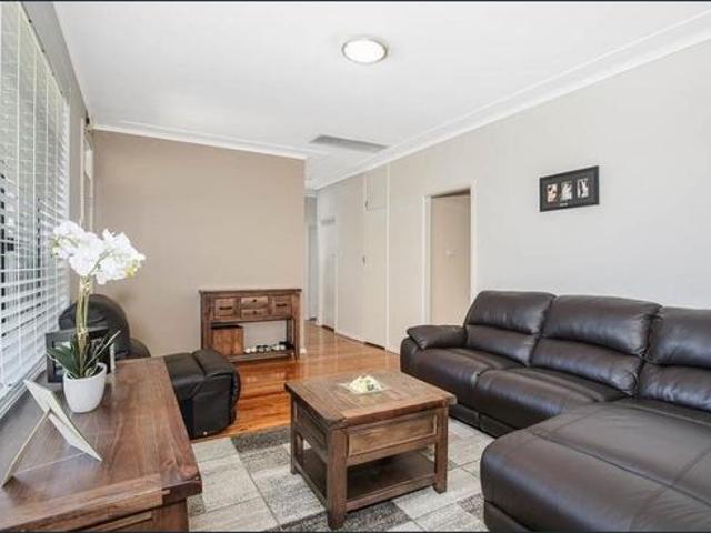 Convenient family home, Walk to all amenities, CHPS & CHHS Catchement