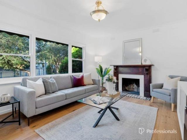 Convenient Family Home: 4 Bedrooms, 2 Living Areas and 1 Dining