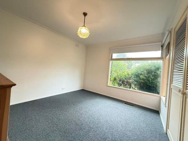 Convenient Family Living – Walk to Westfield Doncaster and Local Amenities!