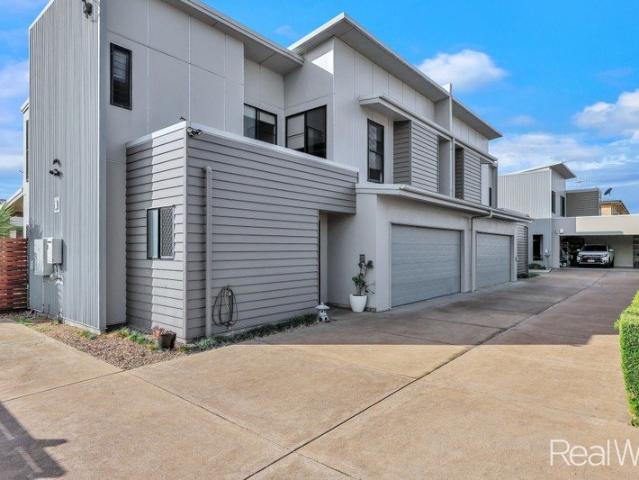 How's THIS For A Price?! Convenient, Grand Living Townhouse Style!