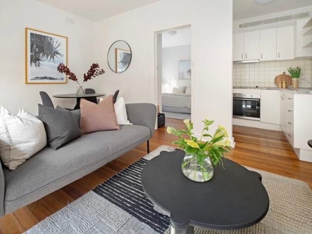 Convenient Ground Floor Apartment Moments from Ormond Station