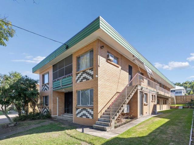 Convenient Kedron Avenues Location With Secure Lock Up Garage