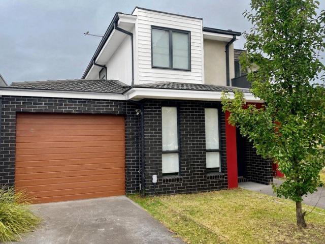 CONVENIENT LIVING IN THE HEART OF ALTONA