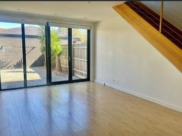 CONVENIENT LIVING IN THE HEART OF ALTONA