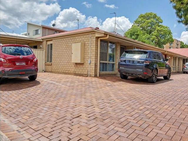 Convenient Living in a Lowset Triplex Complex