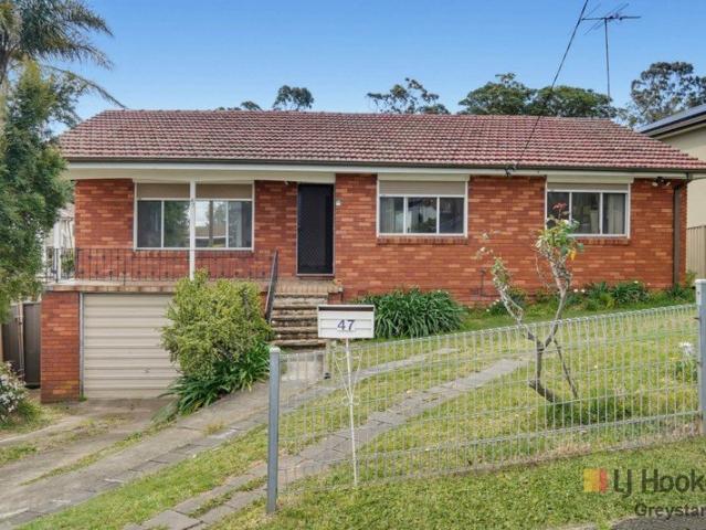 CONVENIENT LIVING IN A PEACEFUL CUL DE SAC!