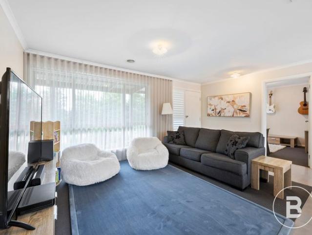 CONVENIENT LIVING IN AN UNBEATABLE SEBASTOPOL LOCATION