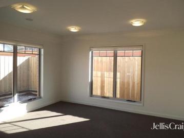 Convenient living in Newington