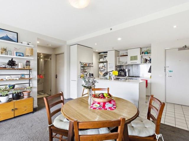 Convenient Living on Fringe of CBD