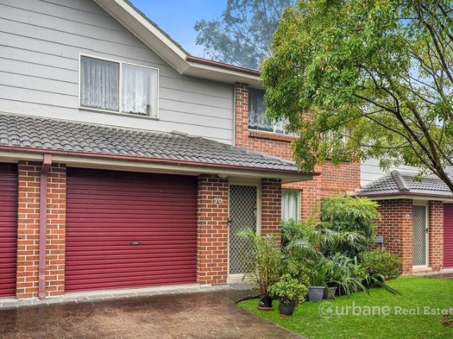 Convenient Living Spacious Townhouse Just Minutes to Station & Hospital !