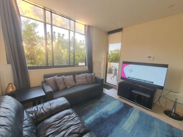 Convenient location near train station, shops & express driving route to City