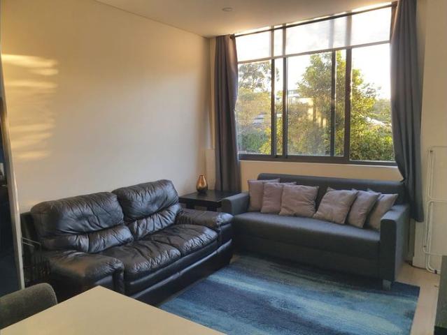 Convenient location near train station, shops & express driving route to City