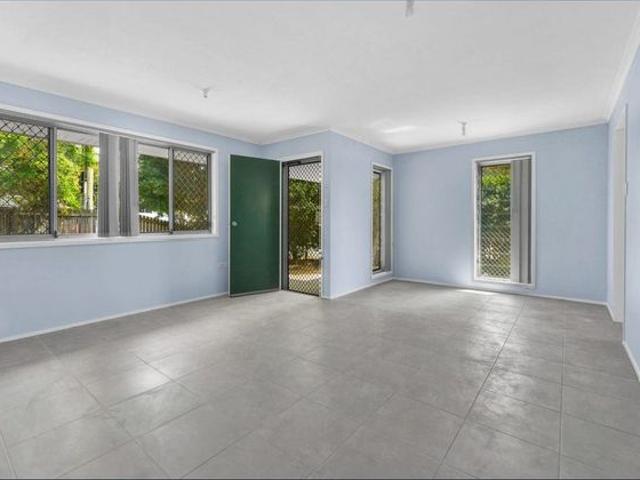 Convenient Location, Close to public transport!