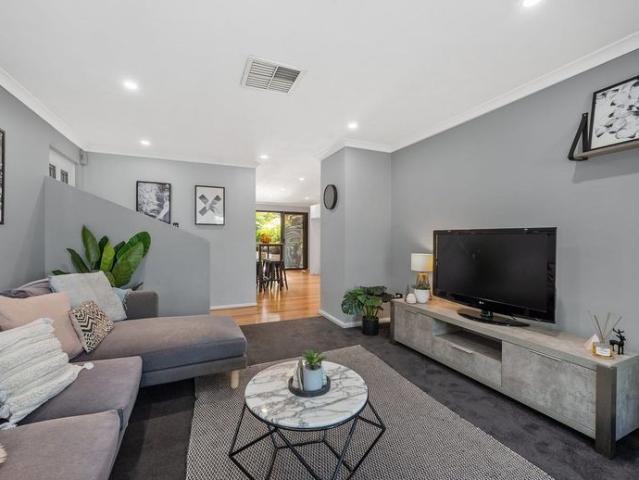 Convenient location close to Shops, Transport and Coast