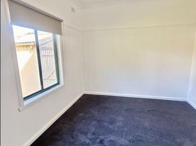 Convenient location close to shops