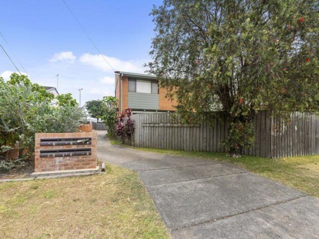 Convenient location close to the beach & shops!