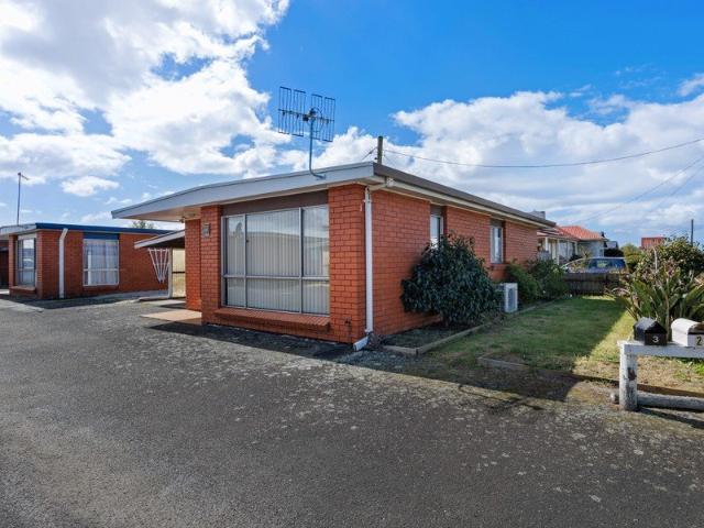Convenient location, perfectly suited to an owner occupier or investor