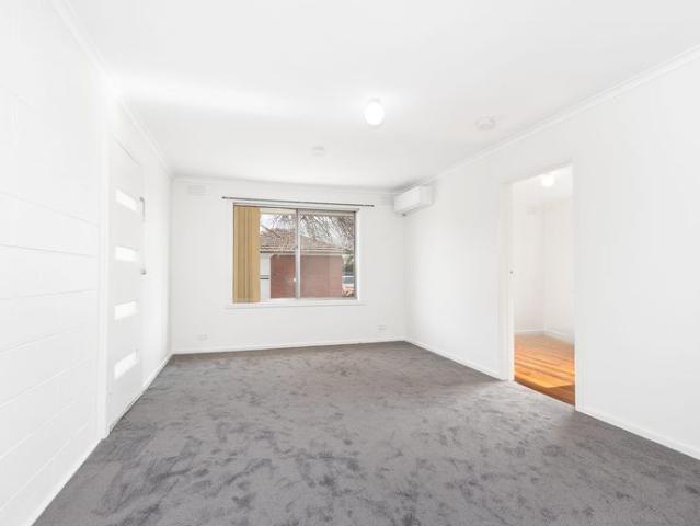 CONVENIENT & LOW MAINTENANCE 2 BEDROOM