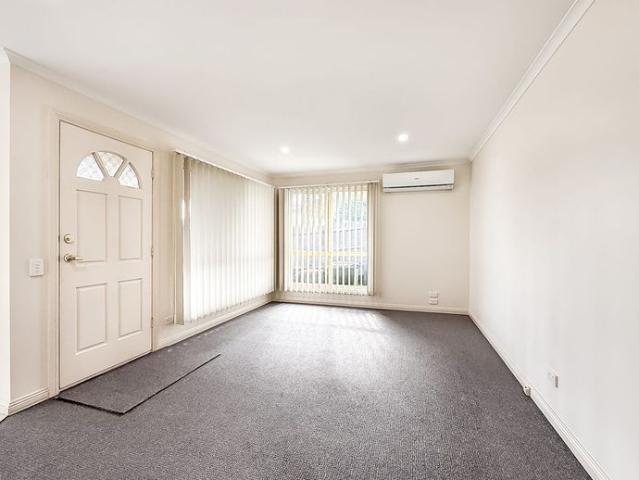 CONVENIENT & LOW MAINTENANCE TOWNHOUSE