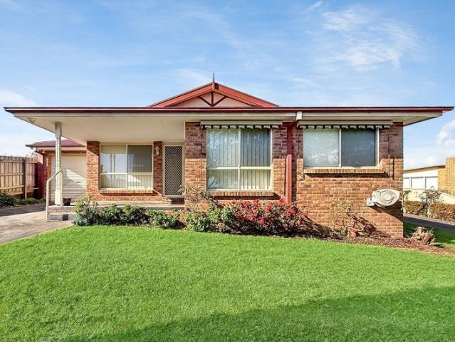 CONVENIENT & LOW MAINTENANCE TOWNHOUSE