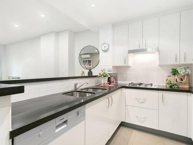 Convenient & Low Maintenance Lifestyle … Walk to Shops and Station