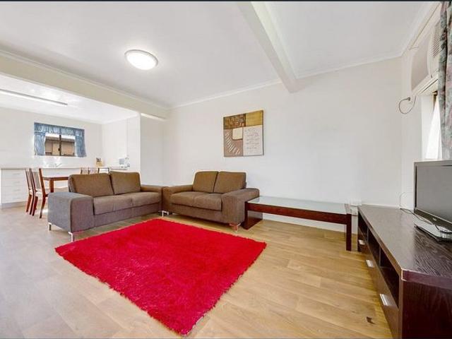 CONVENIENT & LOW MAINTENANCE LIVING IN BARNEY POINT
