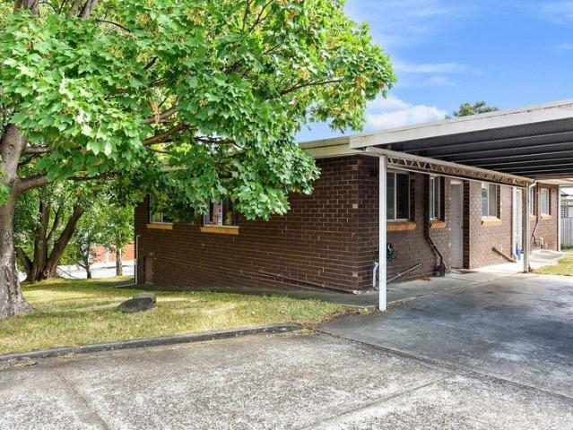 Convenient & Low Maintenance Living in Prime Lenah Valley Location