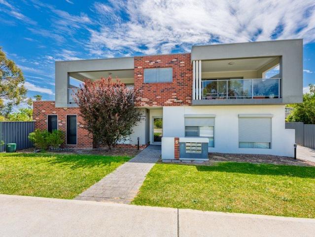 Convenient Low Maintenance Living Nest or Invest !