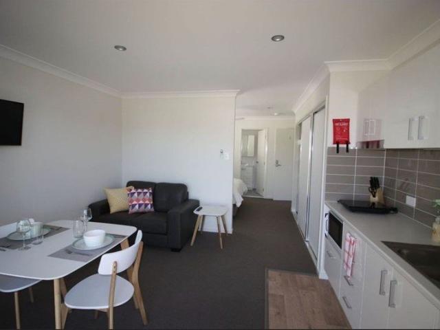 CONVENIENT ROCKLEA STUDIO