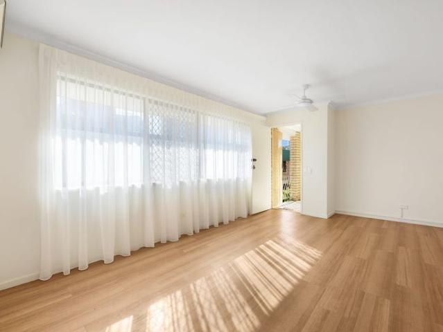 Convenient Southport Living in Boutique Complex!