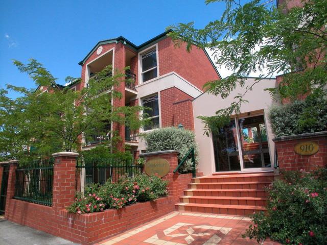 Convenient Two Bedroom Apartment Close to Box Hill Central