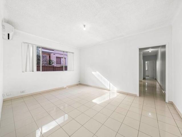 Convenient Two Bedroom Apartment Close to Local Amenities