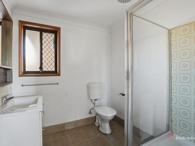 Convenient Two Bedroom Unit Close to Town