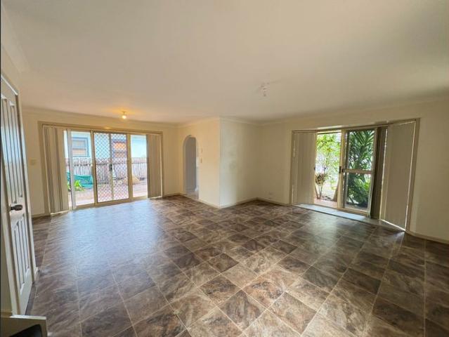 Convenient Three Bedroom Living Close to Beaches & Shops