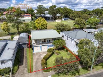 Convenient Town Living with Rear Lane Access. !