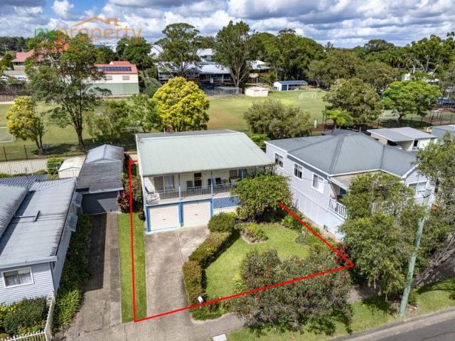 Convenient Town Living with Rear Lane Access. !