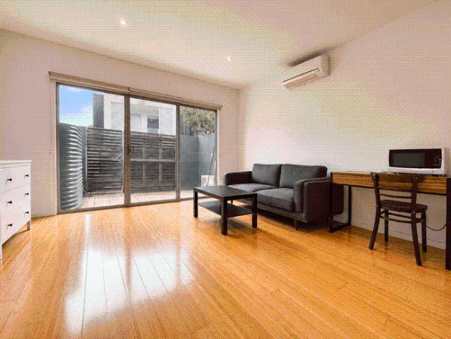 Convenient Townhouse Living Close to RMIT, La Trobe & University Hill