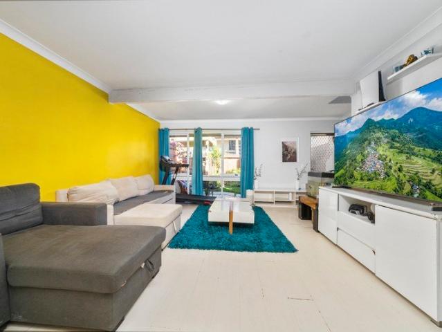 Convenient Townhouse Living in a Prime Macquarie Fields Location