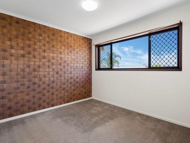 Convenient Townhouse Living in a Quiet Woodridge Complex