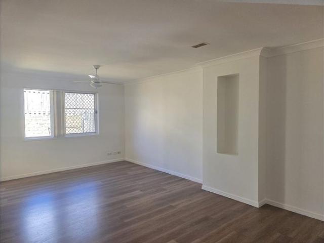 Convenient Townhouse Living Opposite Blunder Road Shopping Centre