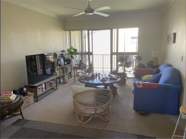 Convenient 2 Bedroom Unit in Burleigh Waters – Available from 15 August