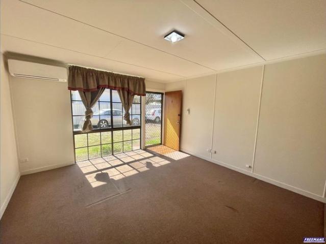 Convenient 2 Bedroom Unit in Town Location