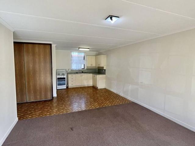 Convenient 2 Bedroom Unit in Town Location