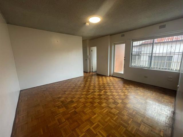 Convenient 2 bedroom Unit with Two Balconies!