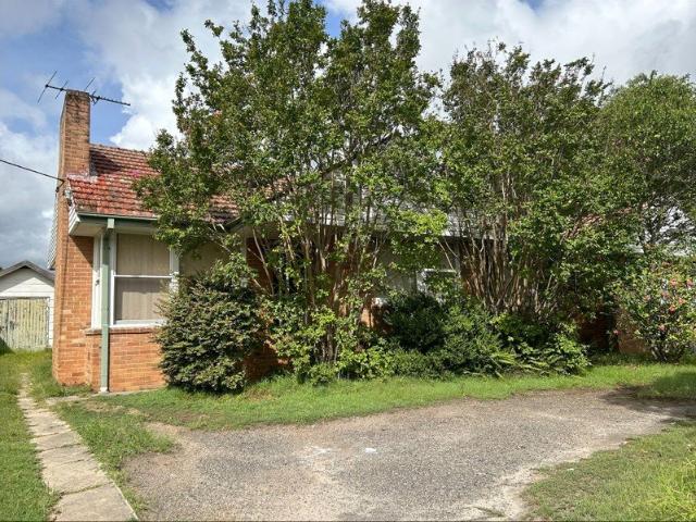CONVENIENT 3 BEDROOM HOME NEAR TOWN CENTRE!