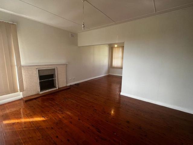 CONVENIENT 3 BEDROOM HOME NEAR TOWN CENTRE!