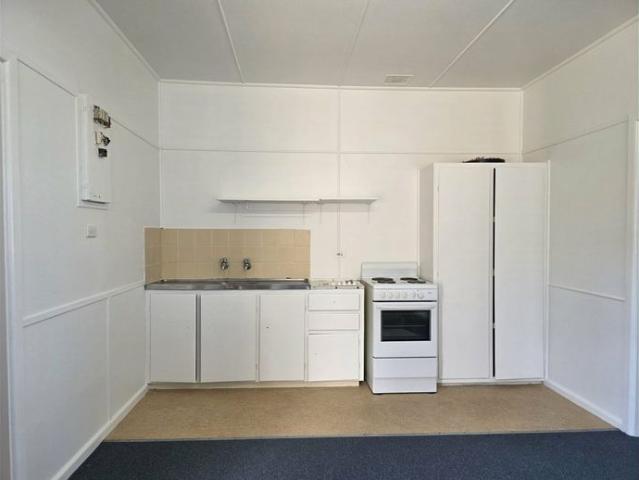 Conveniently Located 2 Bedroom Flat in a Small Block of 4