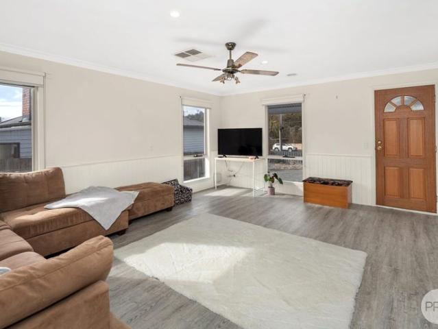 CONVENIENTLY LOCATED 3 BEDROOM HOME IN CANADIAN